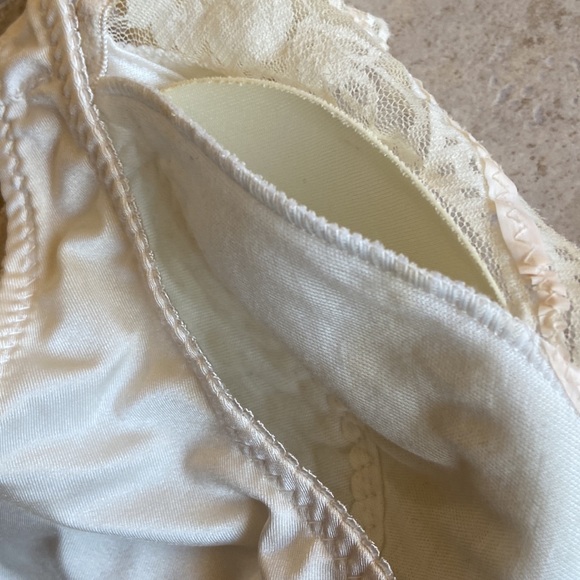 Rhonda Shear Women's Pin-Up Lace Leisure Cream Bra with Removable Pads - Picture 10 of 12